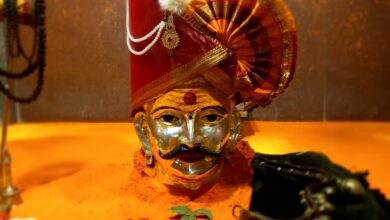 Photo of सोमवती अमावस्या निमित्त केम येथील उत्तरेश्वराच्या मूर्तीला खंडेरायाची सजावट