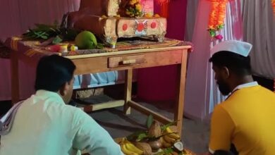 Photo of शिवजयंतीनिमित्त दिलमेश्वर येथे पारंपारिक पद्धतीने वाद्य वाजून महाराजांना मानवंदना