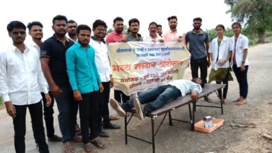 Photo of अनोखे आंदोलन: शेलगाव ते वांगी रस्त्याच्या नूतनीकरणासाठी ‘यांनी’ केले रक्तदान आंदोलन
