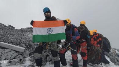 Photo of कौतुकास्पद; करमाळा तालुक्यातील ‘या’ युवकाने १८ हजार फूट उंचावर फडकवला तिरंगा