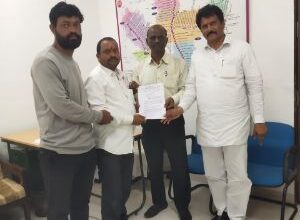 Photo of पारेवाडी रेल्वे स्थानकावर एक्सप्रेस गाड्यांना थांबा मिळण्यासाठी विभागिय रेल्वे व्यवस्थापकांना निवेदन