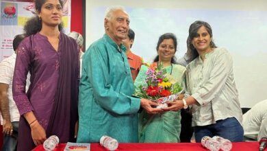 Photo of कंदरच्या सरपंच सौ. मनिषाताई भांगे यांचा ज्येष्ठ समाजसेवक बाबा आढाव यांचे हस्ते सन्मान