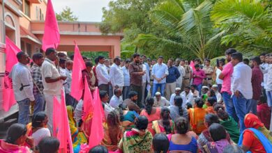 Photo of एन.पी. कंट्रक्शनचे बिले थांबवण्याचे लेखी पत्र घेतल्यानंतर ‘जनशक्ती’चे बांगडी आंदोलन मागे