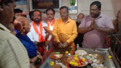 Photo of शिवसेनेला मिळालेल्या “मशाल” चिन्हाचे करमाळ्यात पुजन  करुन मिरवणूक
