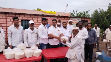 Photo of खडकेवाडी येथे किरण शिंदे यांच्याकडून शेतकऱ्यांना दिवाळीनिमित्त साखर वाटप