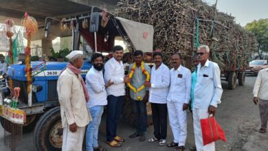 Photo of पंढरपूरच्या ऊस परिषदेनंतर ‘जनशक्ती’ची गांधीगिरीने आंदोलन; ऊस वाहतूक ट्रॅक्टर चालकाला हार घालून हात जोडून विनंती