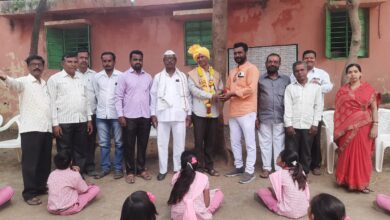 Photo of मला मिळालेला पुरस्कार हा विद्यार्थी सहशिकक्षक यांना अपर्ण- सुग्रीव निळ