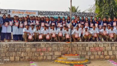 Photo of हिंदुहृदयसम्राट बाळासाहेब ठाकरे आणि धर्मवीर आनंद दिघे यांच्या जयंतीनिमित्त विद्यार्थ्यांना सराव प्रश्नसंचाचें वाटप
