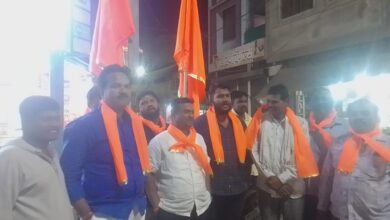 Photo of शिवसेना’ नाव व ‘धनुष्यबाण’ चिन्ह शिंदे गटाला; करमाळ्यात पेढे वाटून जल्लोष