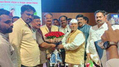 Photo of ज्येष्ठ पत्रकार नरसिंहराव चिवटे यांचा एस. एम. देशमुख यांच्या हस्ते सत्कार