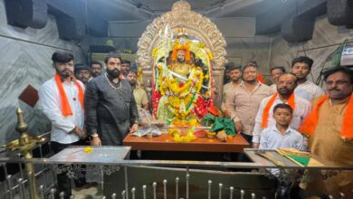 Photo of युवासेना प्रमुख आदित्य ठाकरे यांच्या वाढदिवसानिमित्त कमलाभवानी मातेस महाआरती व गोशाळेत चारा वाटप 