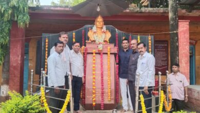 Photo of श्री उत्तरेश्वर विद्यालयात शिक्षणमहर्षी डॉ.बापूजी साळुंखे यांचा ३६ वा स्मृतिदिन साजरा