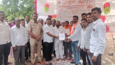 Photo of तहसीलदार जाधव यांच्या आश्वासनानंतर युवासेनेचे उपोषण मागे