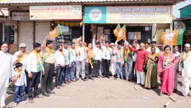 Photo of करमाळा शहरात भाजप कार्यकर्त्यांच्या वतीने फटाके फोडून विजयी जल्लोष