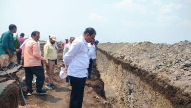 Photo of दहिगाव योजनेच्या बंदनलिका वितरण प्रणाली द्वारे सुरू असलेल्या कामाची आ. संजयमामा शिंदे यांचेकडून पाहणी