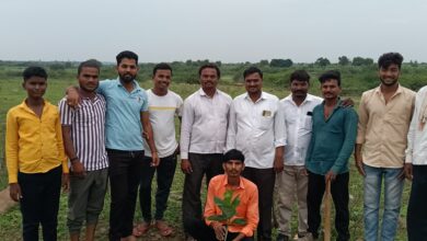 Photo of वृक्षारोपण करून पुनवर येथील युवक मयूर सावंत यांचा वाढदिवस साजरा
