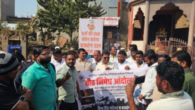 Photo of बांगलादेशातील हिंदूवरील अत्याचाराच्या निषेधार्थ करमाळ्यात निषेध मोर्चा